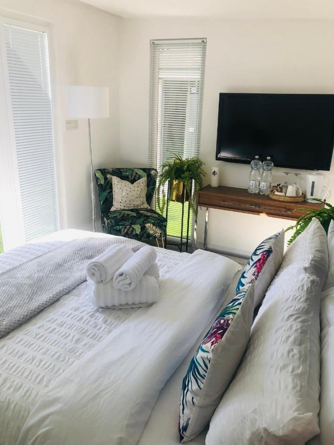 Meezee Pearl Double Bed Lodge With Free Parking Salford  Exterior foto